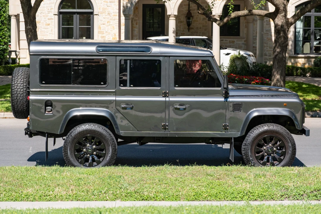 1996 Land Rover Defender 110 - Image 9 of 31