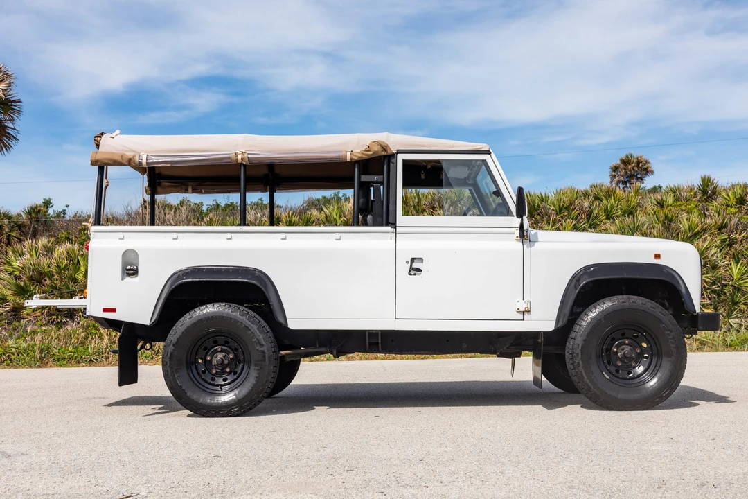 1996 Land Rover Defender 110 - Image 9 of 31
