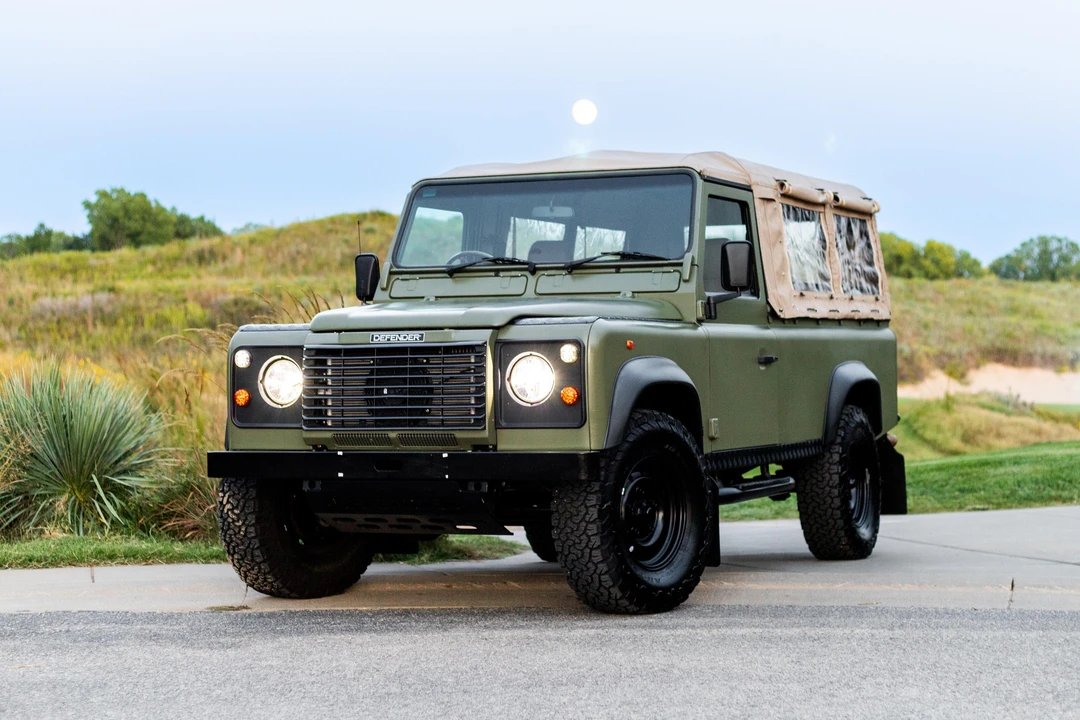1996 Land Rover Defender 110 - Image 6 of 31