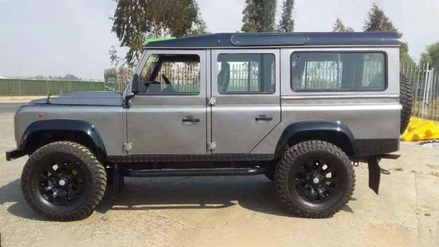 1996 Land Rover Defender 110 - Image 2 of 18