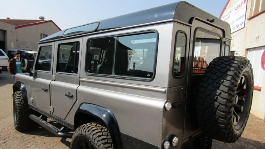 1996 Land Rover Defender 110 - Image 8 of 18