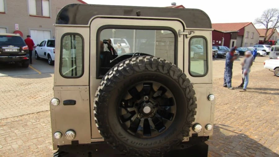 1996 Land Rover Defender 110 - Image 13 of 18