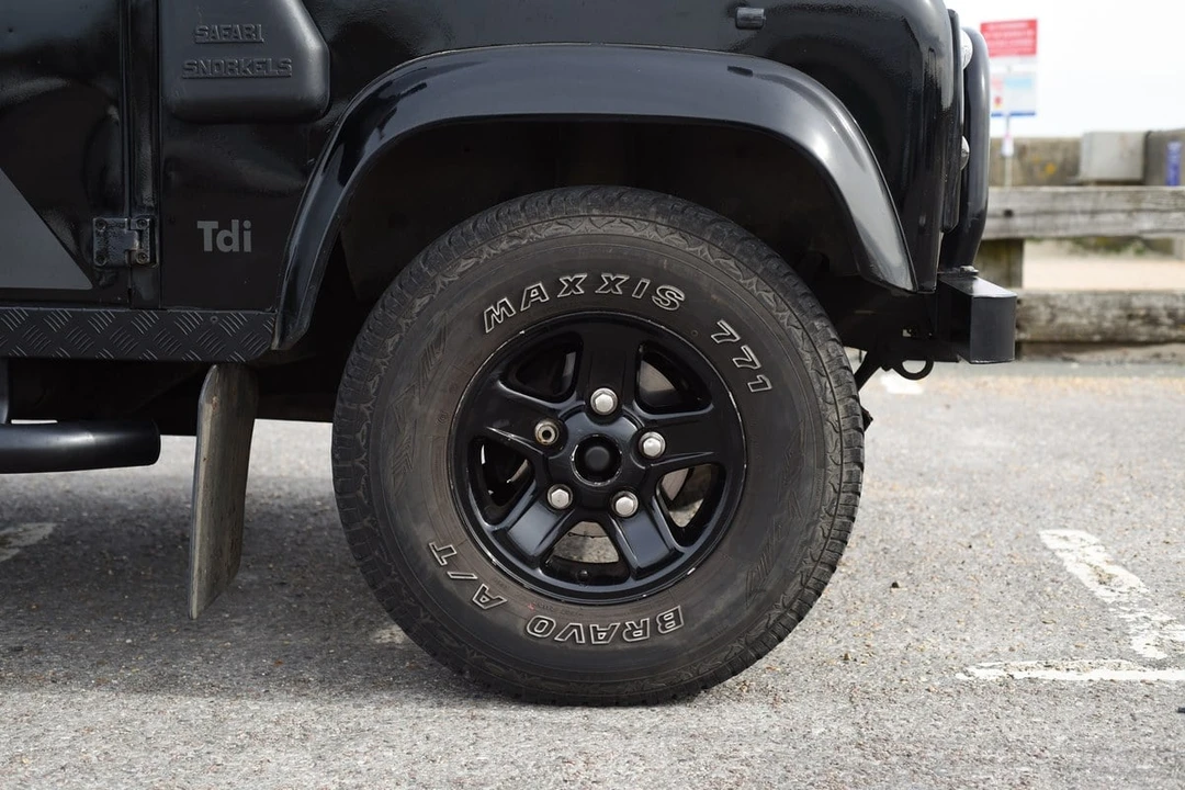 1996 Land Rover Defender 90 - Image 9 of 30