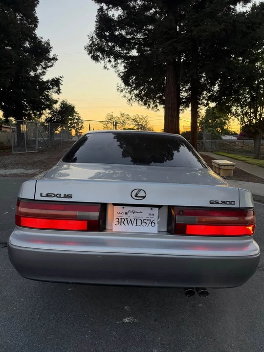 1996 Lexus ES 2nd Gen - Image 2 of 10