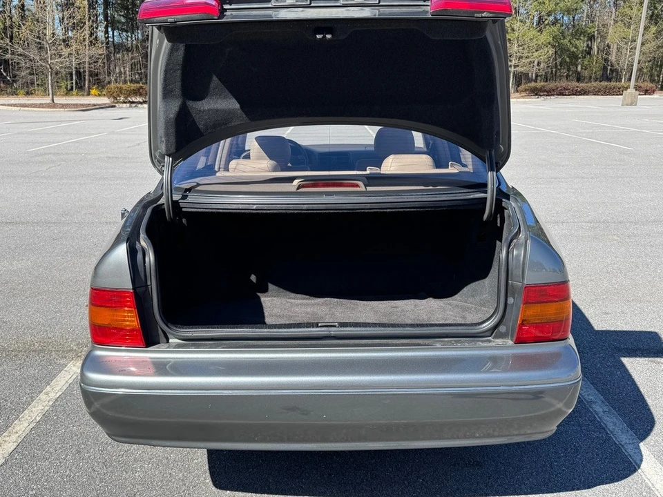 1996 Lexus LS 2nd Gen - Image 24 of 31