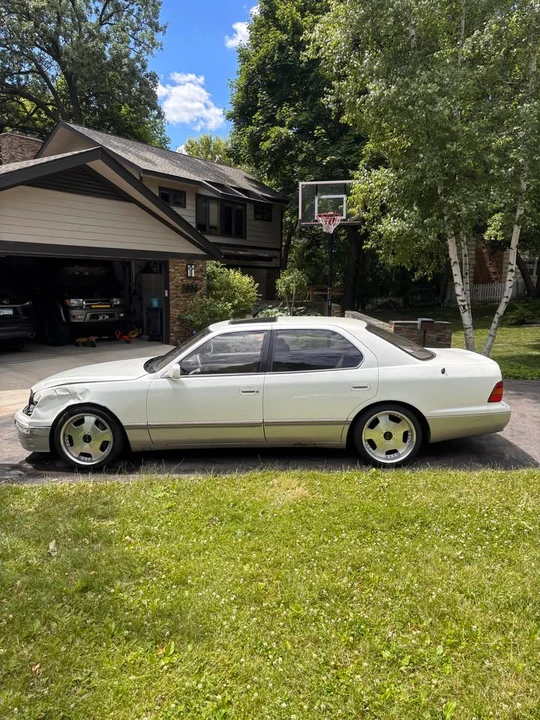 1996 Lexus LS 2nd Gen - Image 2 of 11