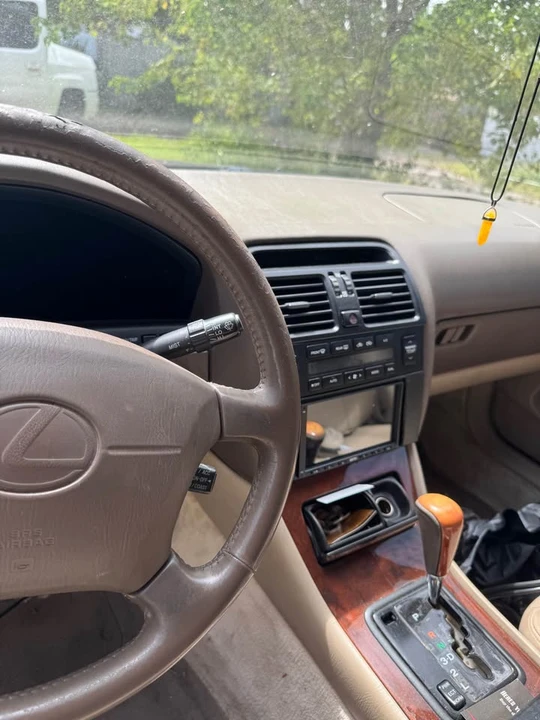 1996 Lexus LS 2nd Gen - Image 11 of 12
