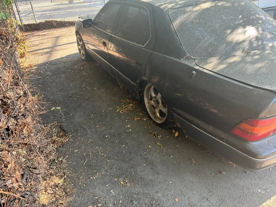 1996 Lexus LS 2nd Gen - Image 2 of 9