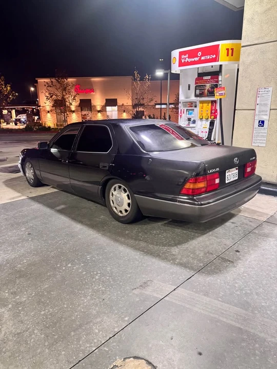 1996 Lexus LS 2nd Gen - Image 5 of 13