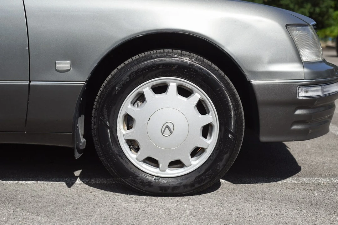 1996 Lexus LS 2nd Gen - Image 19 of 30