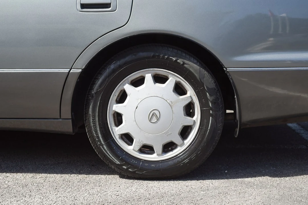 1996 Lexus LS 2nd Gen - Image 19 of 30