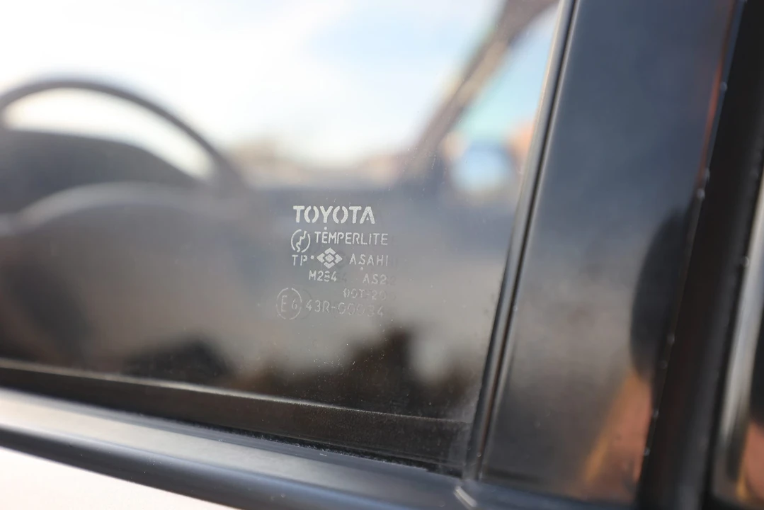 1996 Lexus LX 1st Gen - Image 27 of 31