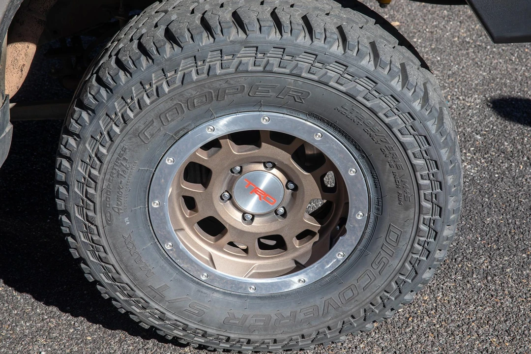 1996 Lexus LX 1st Gen - Image 25 of 31