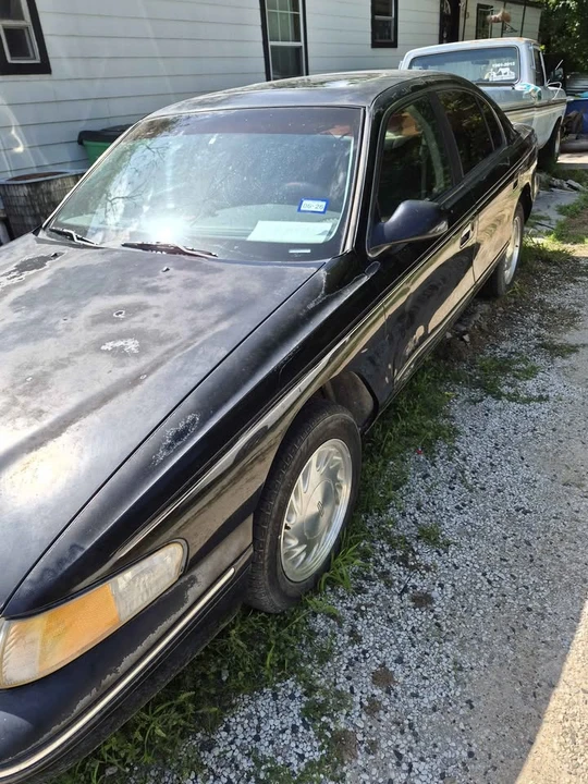 1996 Lincoln Continental 9th Gen - Image 2 of 9