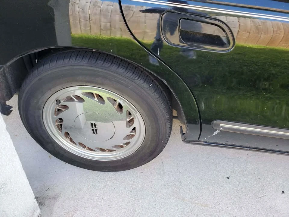 1996 Lincoln Continental 9th Gen - Image 11 of 12