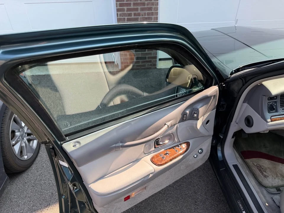 1996 Lincoln Continental 9th Gen - Image 9 of 15
