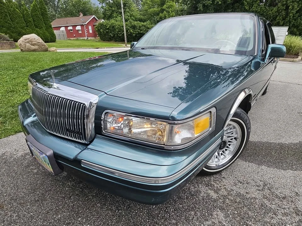 1996 Lincoln Continental 9th Gen - Image 13 of 15