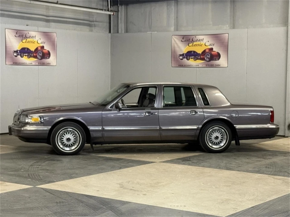 1996 Lincoln Town Car - Image 2 of 31