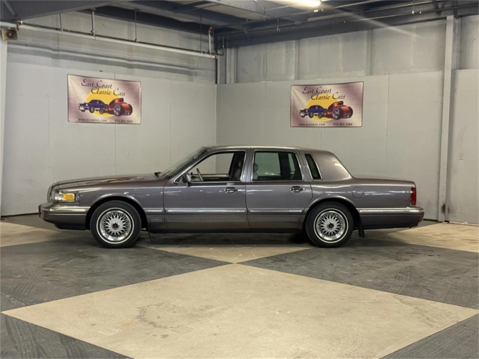 1996 Lincoln Town Car - Image 3 of 31