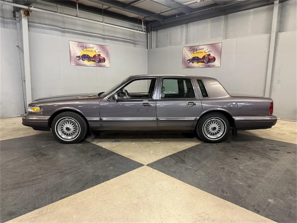 1996 Lincoln Town Car - Image 4 of 31