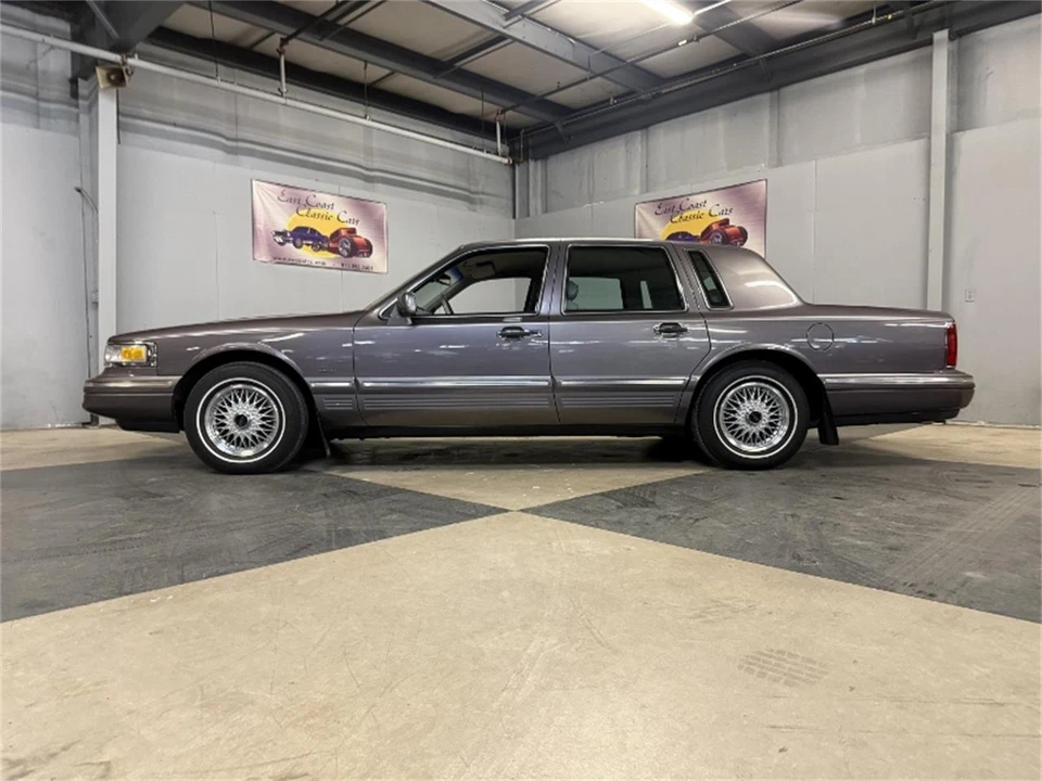 1996 Lincoln Town Car - Image 5 of 31