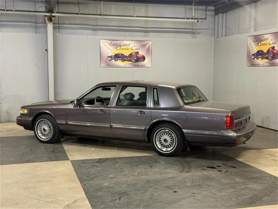 1996 Lincoln Town Car - Image 6 of 31