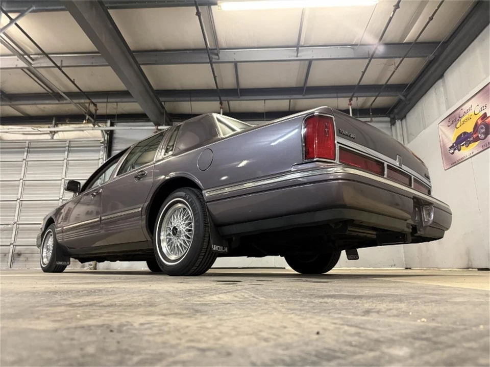 1996 Lincoln Town Car - Image 8 of 31