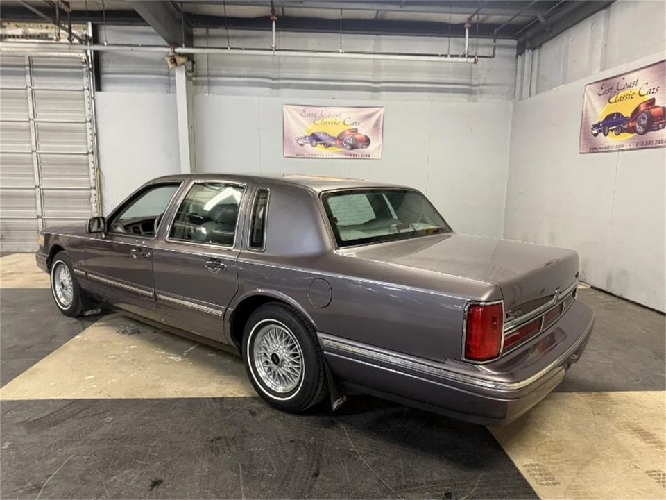 1996 Lincoln Town Car - Image 9 of 31