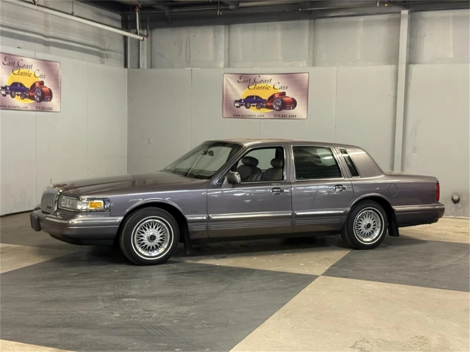 1996 Lincoln Town Car - Image 10 of 31