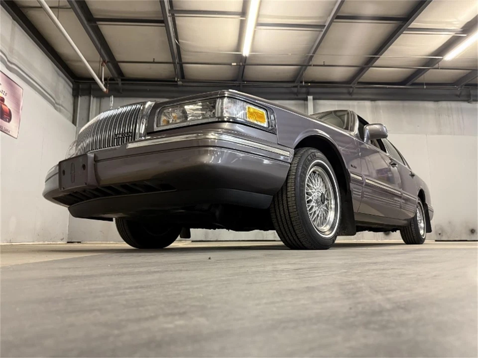 1996 Lincoln Town Car - Image 11 of 31