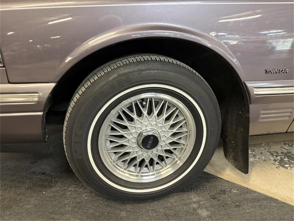 1996 Lincoln Town Car - Image 12 of 31
