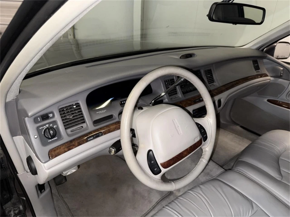 1996 Lincoln Town Car - Image 19 of 31