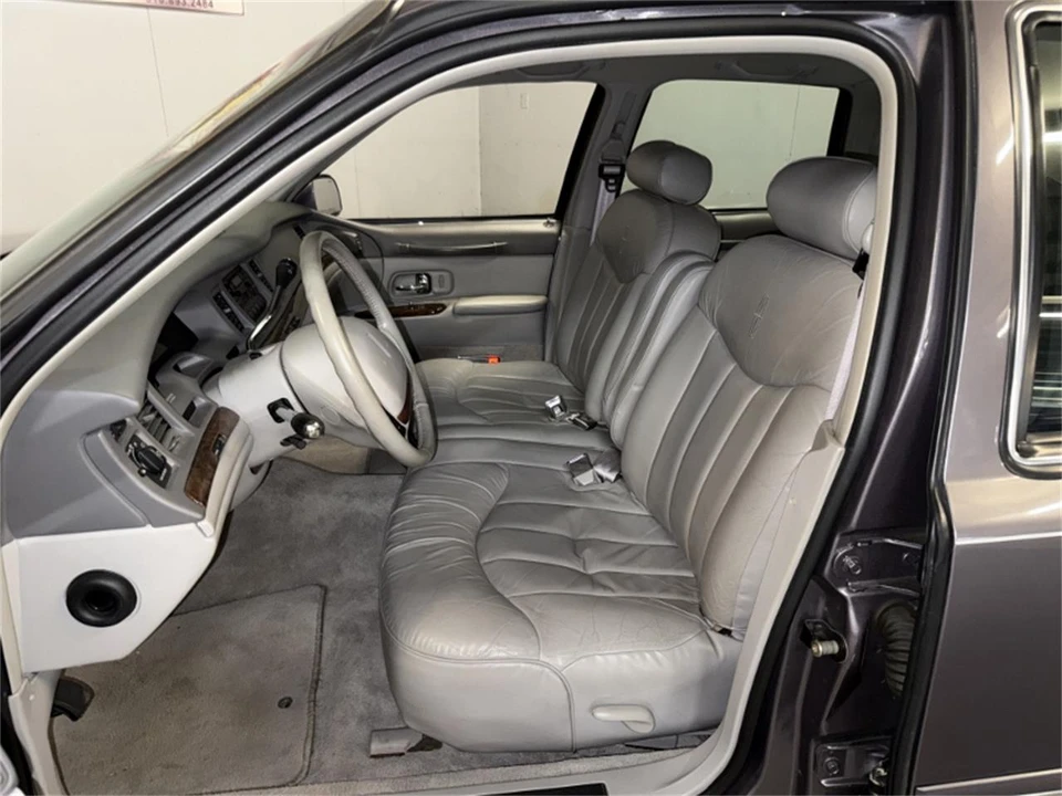 1996 Lincoln Town Car - Image 20 of 31