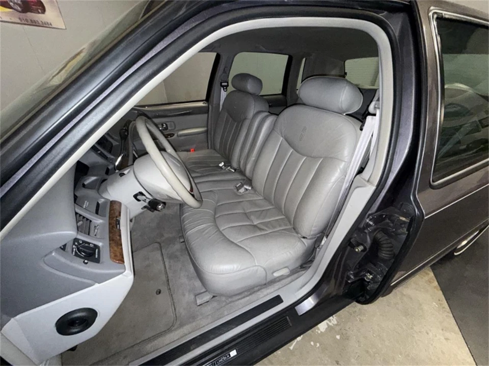 1996 Lincoln Town Car - Image 21 of 31