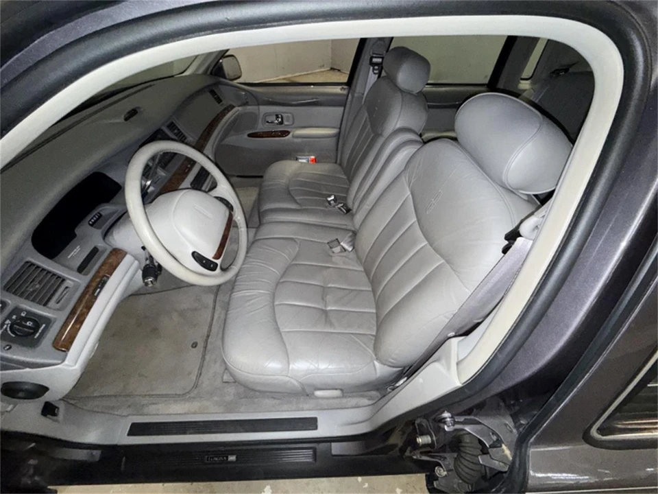 1996 Lincoln Town Car - Image 24 of 31