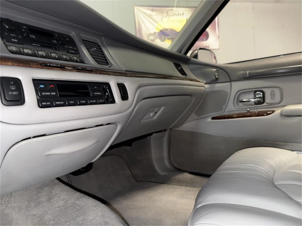 1996 Lincoln Town Car - Image 26 of 31