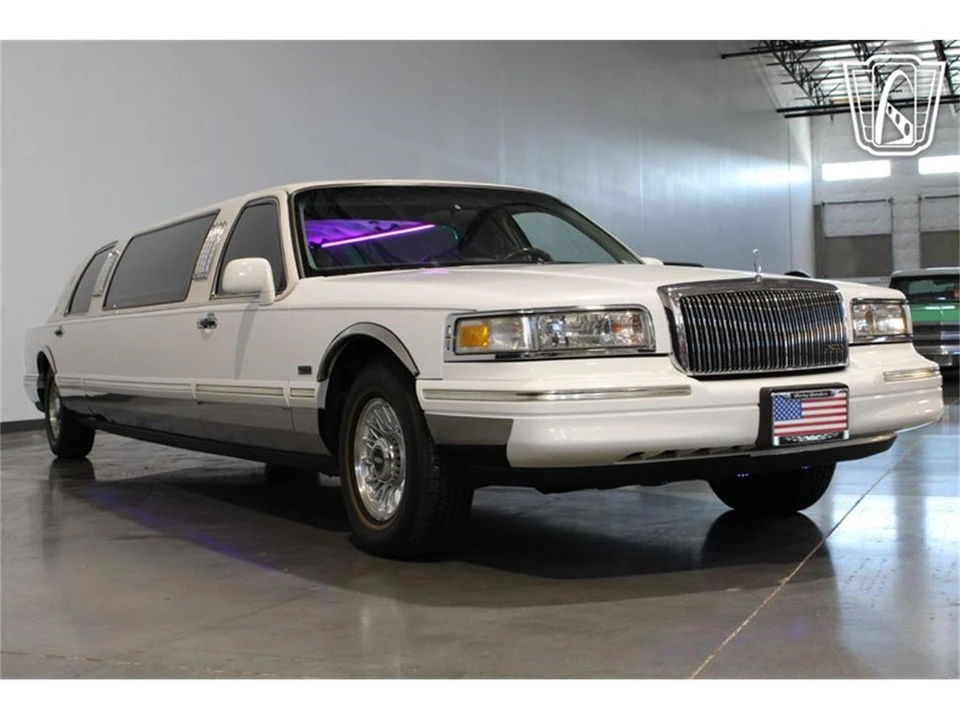 1996 Lincoln Town Car - Image 6 of 31