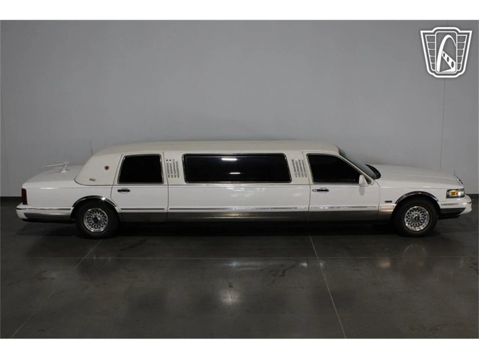 1996 Lincoln Town Car - Image 11 of 31