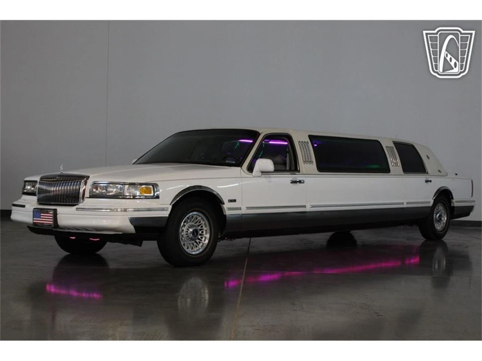 1996 Lincoln Town Car - Image 2 of 31