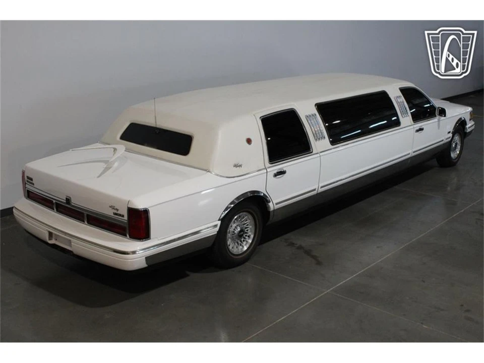 1996 Lincoln Town Car - Image 12 of 31