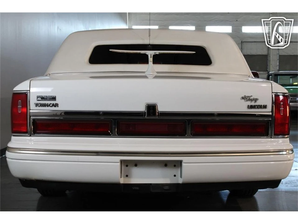 1996 Lincoln Town Car - Image 22 of 31