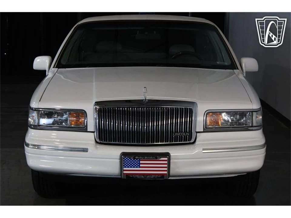 1996 Lincoln Town Car - Image 13 of 31