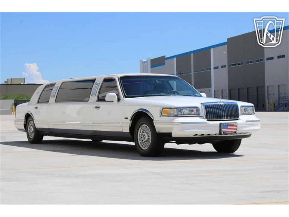 1996 Lincoln Town Car - Image 8 of 31