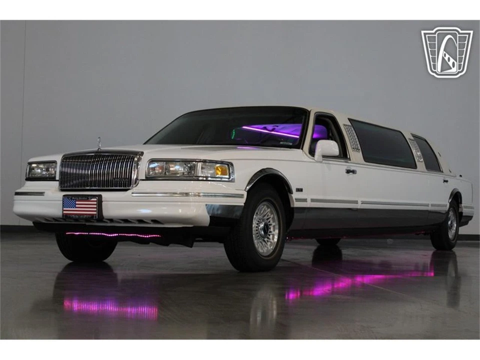1996 Lincoln Town Car - Image 4 of 31