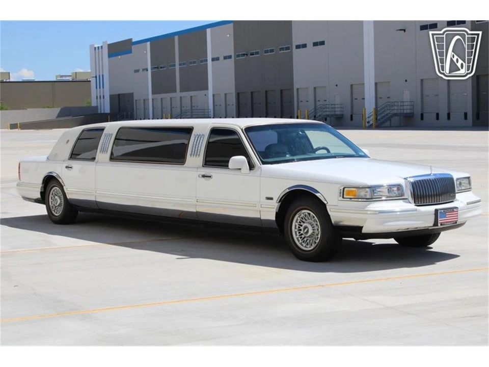 1996 Lincoln Town Car - Image 9 of 31