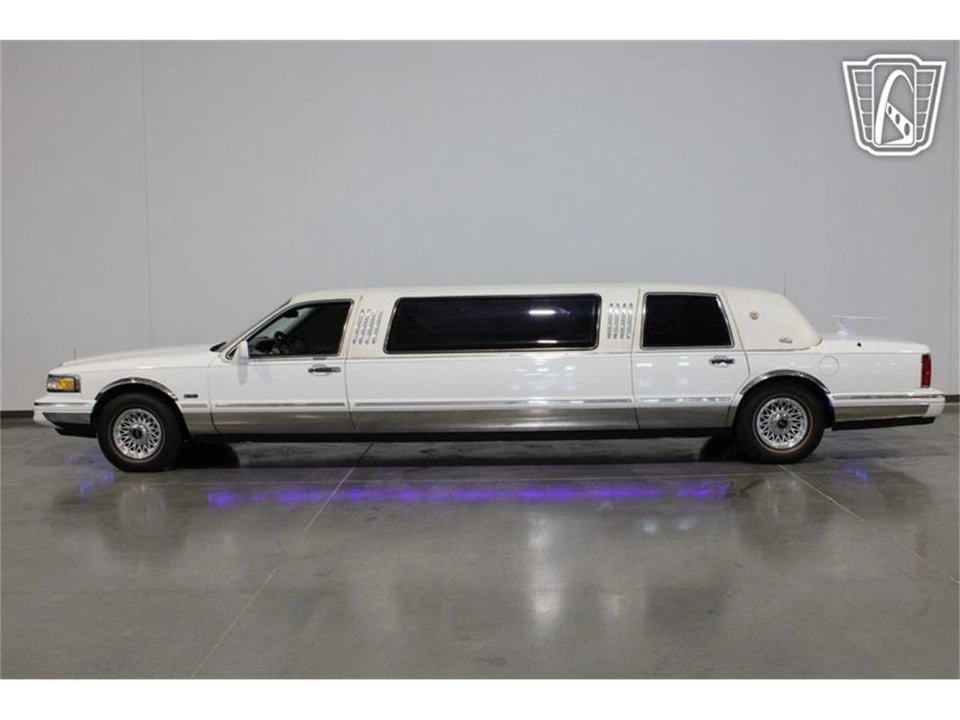 1996 Lincoln Town Car - Image 28 of 31