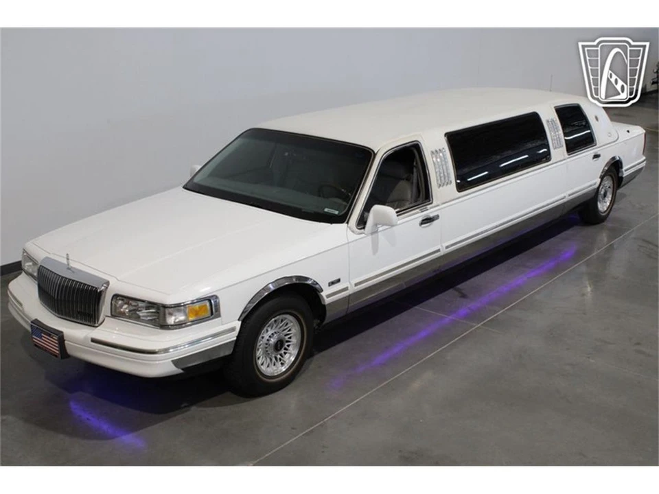 1996 Lincoln Town Car - Image 24 of 31