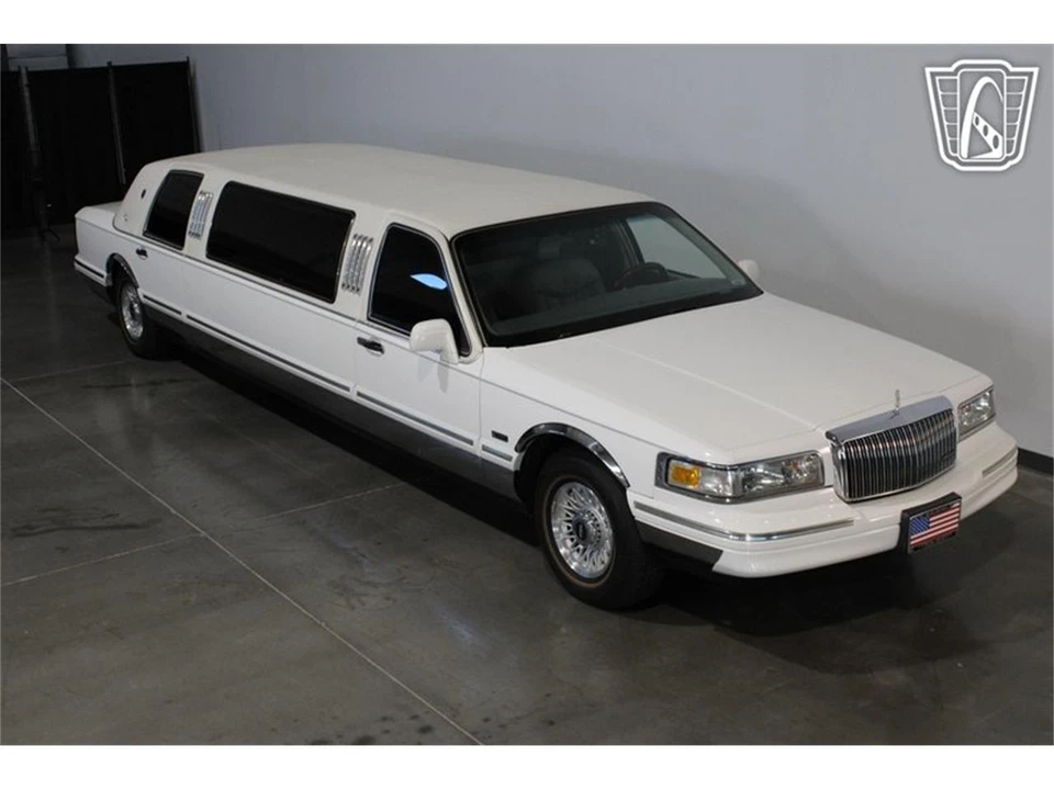 1996 Lincoln Town Car - Image 10 of 31