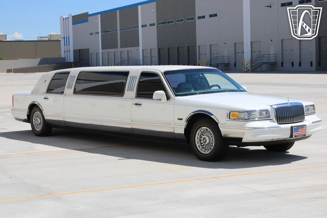 1996 Lincoln Town Car - Image 10 of 12