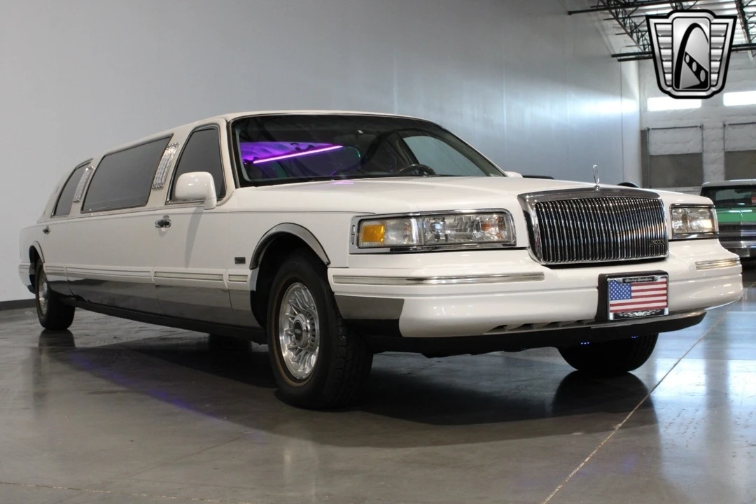1996 Lincoln Town Car - Image 8 of 12